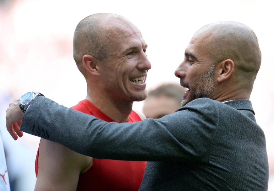 Monaco - L’abbraccio tra Pep Guardiola er Arjen Robben (Epa)